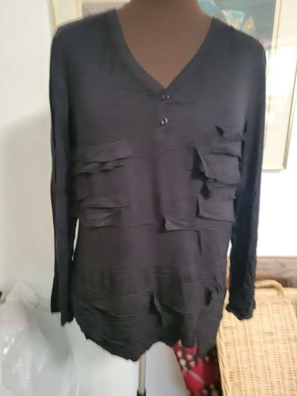 V-Neck Black Modern T-shirt by Ravel Size L